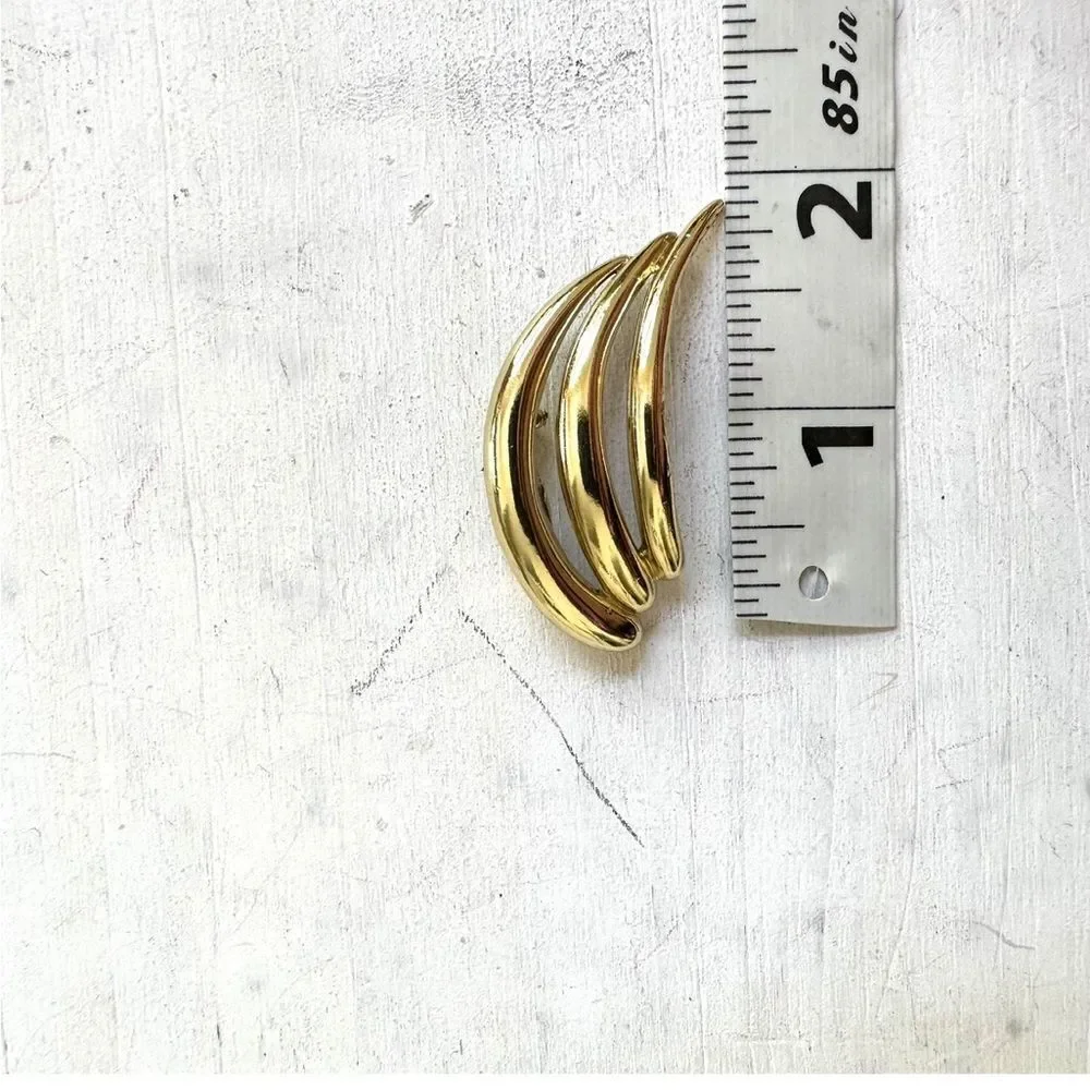 Gold tone brooch